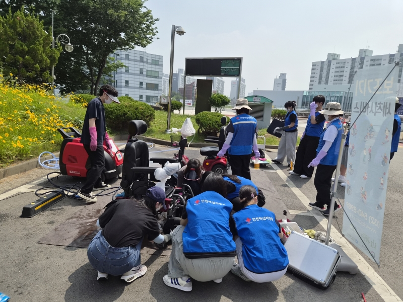 연수구 송도건강생활지원센터는 지난달 29일 인천적십자병원 외부 주차장에서 인천보조기기센터와 함께한 장애인 이동보조기기 세척서비스를 성공적으로 마쳤다